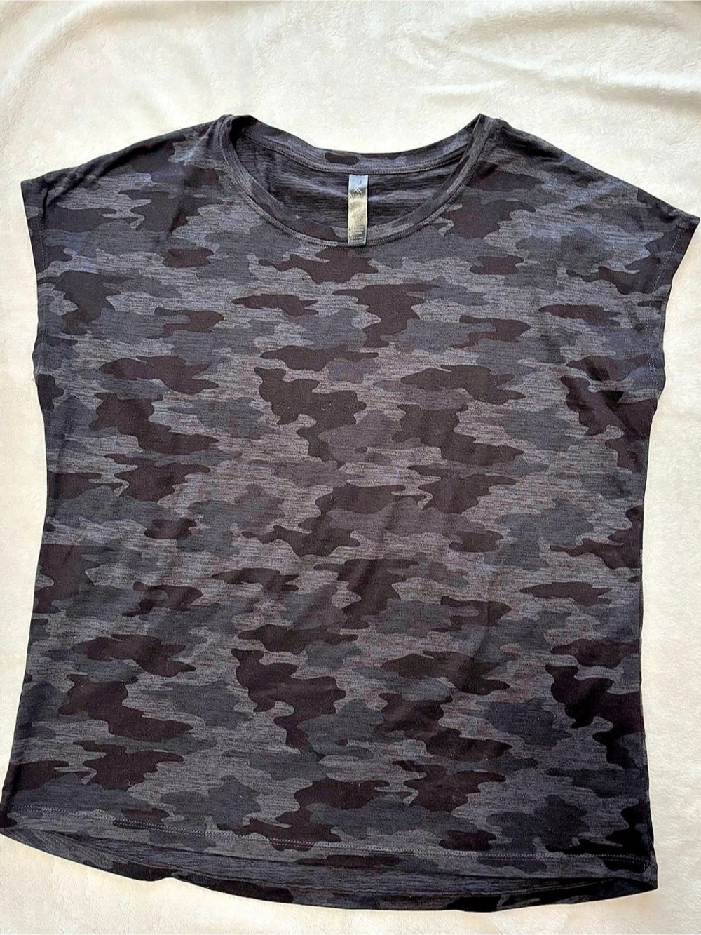 Kyodan Women’s Loose Fit Camo Short-Sleeve Top Black & Gray Medium